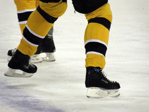 Hoe je kant beet vast met hockey skates. Bepalen of een voet of de voeten hebben het probleem.