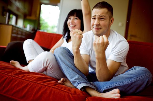 Hoe je je vrouw / vriendin naar sport kijken. Kies een plek waar u en uw vrouw / vriendin comfortabel zal zijn.