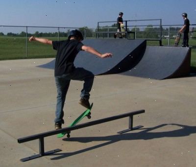 Hoe om te gaan naar een skatepark. Hier krijg je een skateboard.