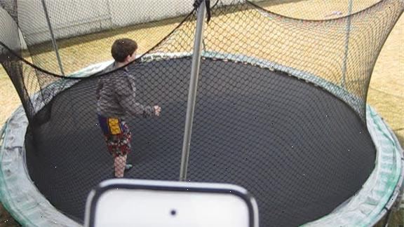 Hoe maak je een front flip op de trampoline landen. Om te landen een front salto, eerste training een tuck jump.