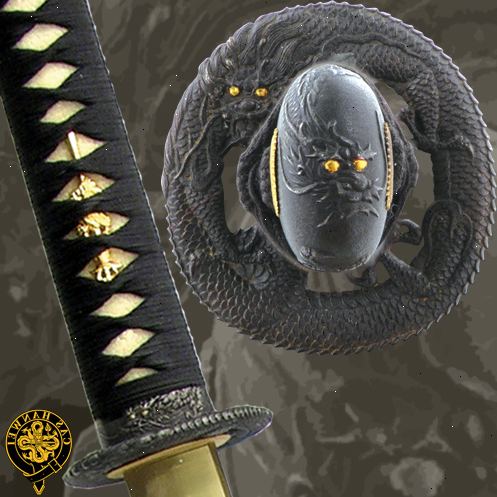 Hoe maak je een Japanse zwaard hanteren. Merk op dat alle Japanse zwaarden zijn niet veilig in hun scheden (dekt).