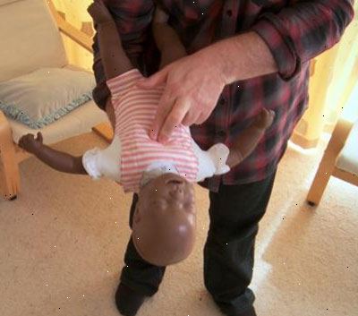 Hoe je eerste hulp te doen op een verstikking baby. Laat hoesten gebeuren.