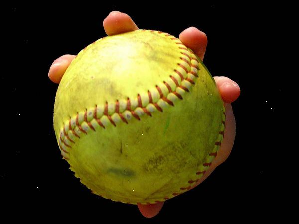 Hoe maak je een snelle pitch softbal pitchen. Als u van nature rechtshandig, houd de bal in je rechterhand met je wijsvinger, middelvinger, ring, en kleine vingers op een rechte naad, terwijl uw duimgrepen de rechte naad aan de andere kant van de bal.