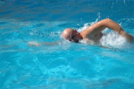 Hoe om te zwemmen om fit te blijven. Scout uit het zwemmen locatie keuzes in uw omgeving voordat u uw fitness plannen.