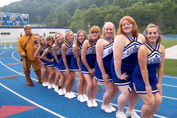 Hoe maak je een cheerleading team starten. Bepaal of u een competitief of regelmatige cheerleaders zal zijn.