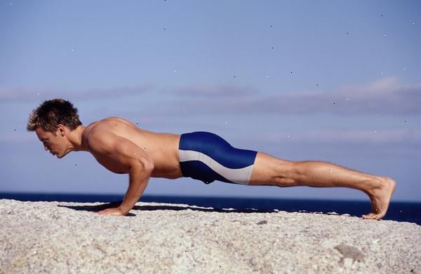 Hoe uit deltaspieren werken zonder gewichten. Ga op je handen en knieën op een yogamat.