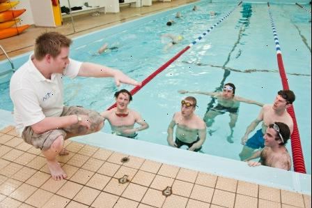 Hoe te zwemmen lesplannen voor beginners zwemmers schrijven. Bepaal welke vaardigheden het meest aangepast aan de leeftijd om uw beginnende zwemmers leren op een dagelijkse basis.