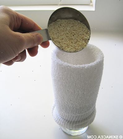 Hoe maak je een rijst sok maken. Gebruik een dikke atletische soort sok, zodat graan zal niet plakken door.