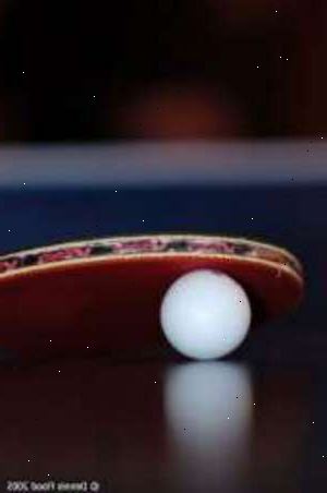 Hoe op te lossen een gedeukte pingpongbal. Zet de ping pong bal op de bovenkant van het water.