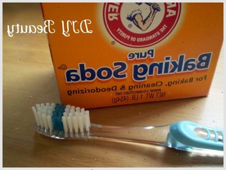 Hoe om tanden witter met zuiveringszout. Bevochtig je tandenborstel met wat water en dompel het in zuiveringszout.