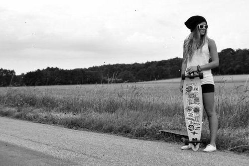 Hoe maak je een skater meisje te zijn. Begin met een goede skateboard.