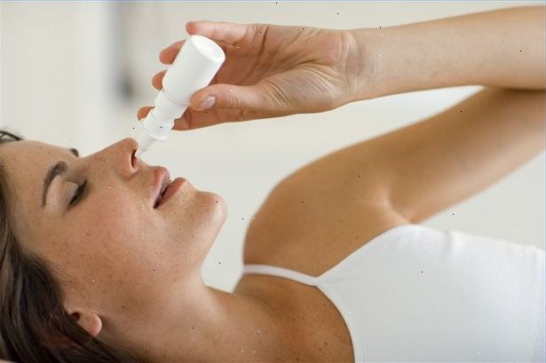 Hoe kunt u uw neusgaten te reinigen. Meng een milde zoutoplossing.