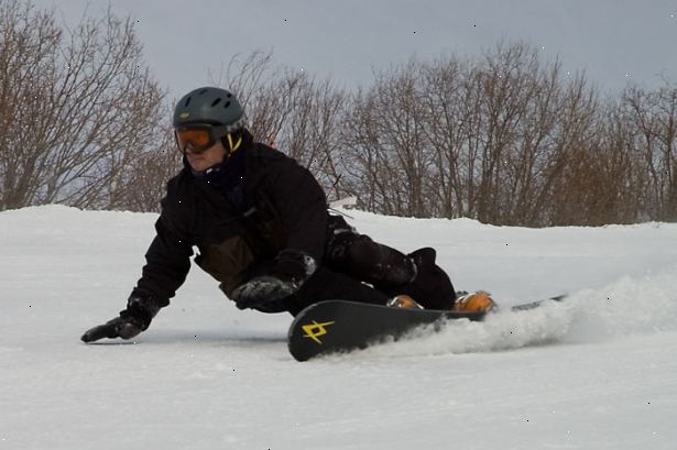 Hoe om te presteren een carven op een snowboard. Start op een heuvel met een matige helling.