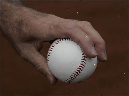 Hoe maak je een zinker gooien. Plaats je middelvinger en wijsvinger tussen de twee binnenste naden, alsof je het gooien van een twee-naad fastball.