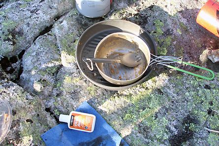 Hoe je gerechten op een camping trip schoon. Smeer een dun laagje biologisch afbreekbare zeep op de buitenkant van je vóór het koken.