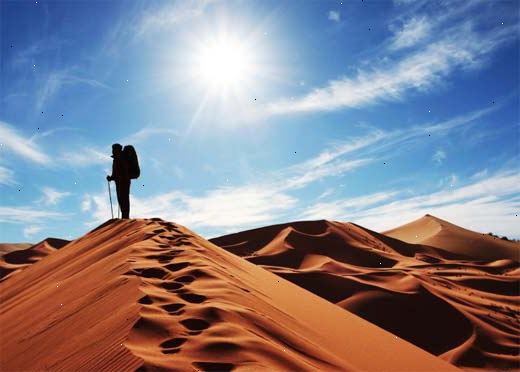 Hoe te overleven in de woestijn. Blijf zo gehydrateerd mogelijk voor het uitgaan.