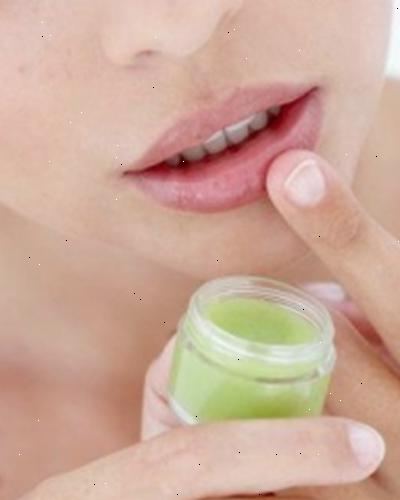 Hoe je lippen scrubben. Meng een beetje olijfolie met wat suiker in een kleine kom.