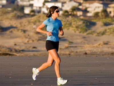 Hoe te beginnen joggen. Zoek een paar schoenen die zijn comfortabel en bieden voldoende steun.