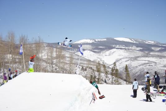 Hoe maak je een frontside 360 doen op een snowboard. Inspecteer en kies je sprong.