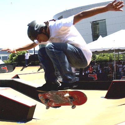 Hoe maak je een 360 flip uitvoeren op een skateboard. Weten hoe ze een en BS shove-it doen.