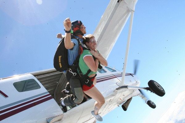 Hoe te skydive voor de eerste keer. Bel de dropzone en vragen over hun uren en plannen een skydive.