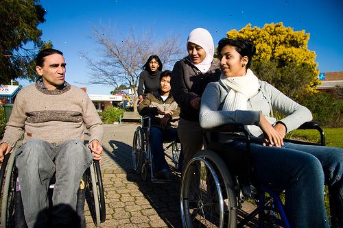Hoe te communiceren met een persoon die een rolstoel gebruik maakt. Vermijd vermoedens over iemands fysieke capaciteiten.