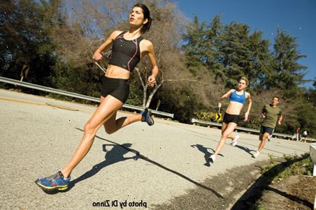Hoe maak je een 20:00 5k run. Zorg ervoor dat je in vorm bent, wil je niet om jezelf pijn doen.