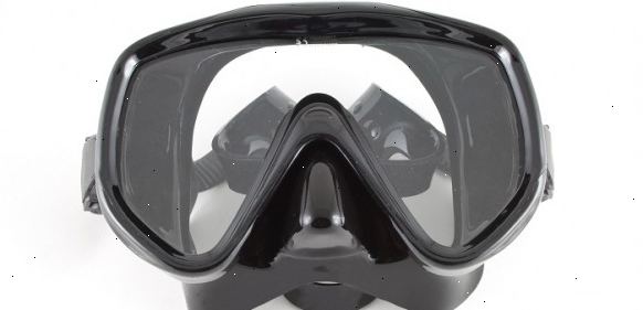 Hoe maak je een duikbril ontwaseming. Was uw masker in warm water en zeep om de fabrikant conserveringsmiddel smeermiddel verwijderen.