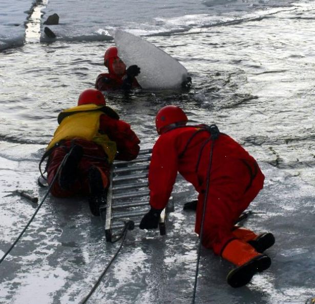 Hoe je iemand die is gevallen door het ijs te redden. Blijf kalm en lopen niet uit op het ijs.