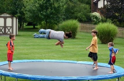 Hoe je trampoline tricks doen. Leer de belangrijkste trampoline elementaire beweging.
