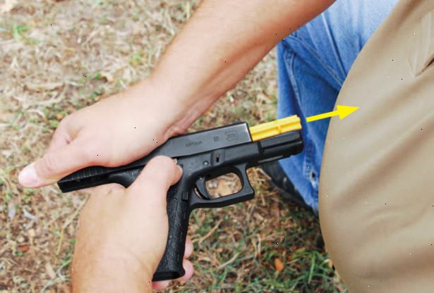 Hoe maak je een vuurwapen veilig te behandelen. Houd altijd de snuit in een veilige richting.