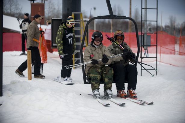 Hoe kom je op een skilift met een snowboard. Laat je achterste voet uit de binding.