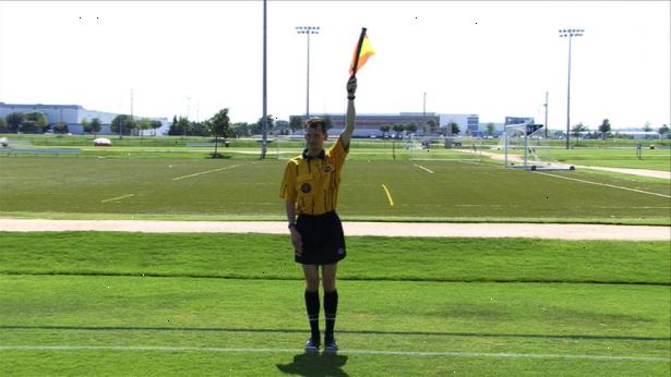 Hoe maak je voetbal assistent-scheidsrechter signalen begrijpen. Kijk voor de vlag omhoog.