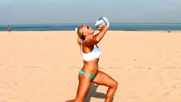 Hoe maak je een volleybal stellen. Strek je armen boven je hoofd.