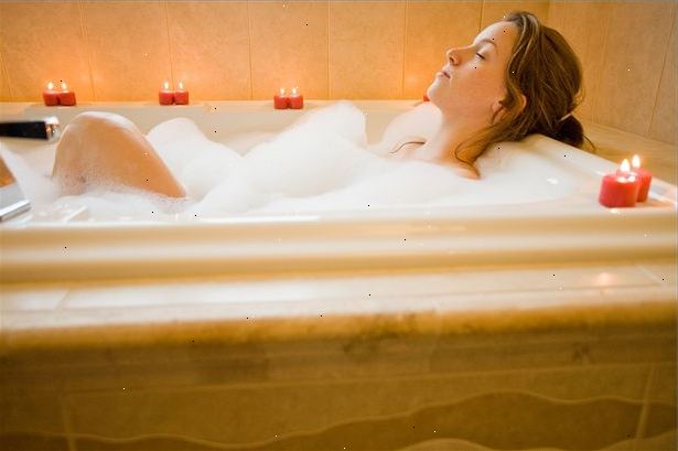 Hoe om te ontspannen met een warm bad. Denk aan de laatste keer dat je een bad nam, voor jezelf te wegkwijnen in en genieten weg van de stress van de dag.