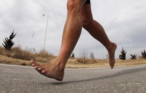 Hoe te beginnen op blote voeten lopen. Begin met dertig minuten van blote voeten activiteit per dag gedurende 3-4 weken.