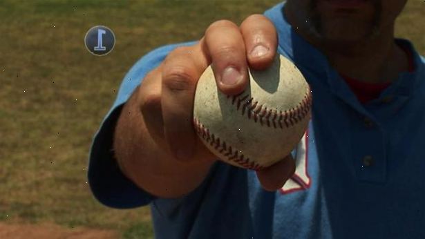 Hoe maak je een schuifknop te gooien. Greep het honkbal met uw wijs-en middelvinger geplaatst strak samen over een buitenste naad van de bal.