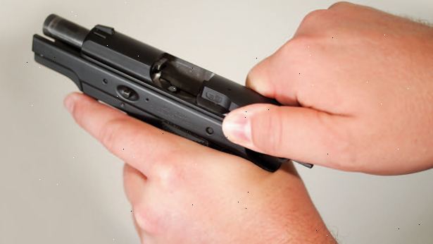 Hoe te boren oefenen met je pistool. Je moet in staat zijn om je wapen snel 100% van de tijd te laden - Zonder te kijken naar je pistool, je handen, of uw tijdschriften.