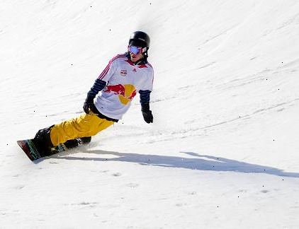 Hoe maak je een snowboard beurt doen. Begin op je hiel kant met je knieën gebogen naar buiten.
