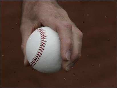 Hoe maak je een cut fastball. Begin met het grijpen van de bal als je een twee-naad fastball zou doen.