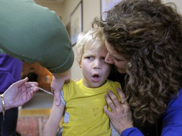 Hoe maak je een griepprik. Beslis tussen de griepprik en nasale vaccin.